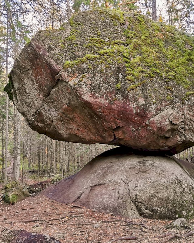 Jättimäinen kivenlohkare keikkuu toisen kiven päällä.